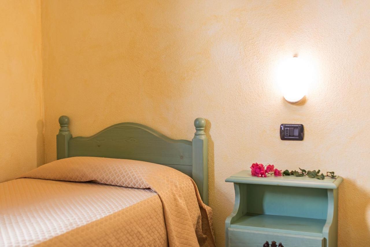 Residenza Gli Ontani Hotel Орозеи Екстериор снимка